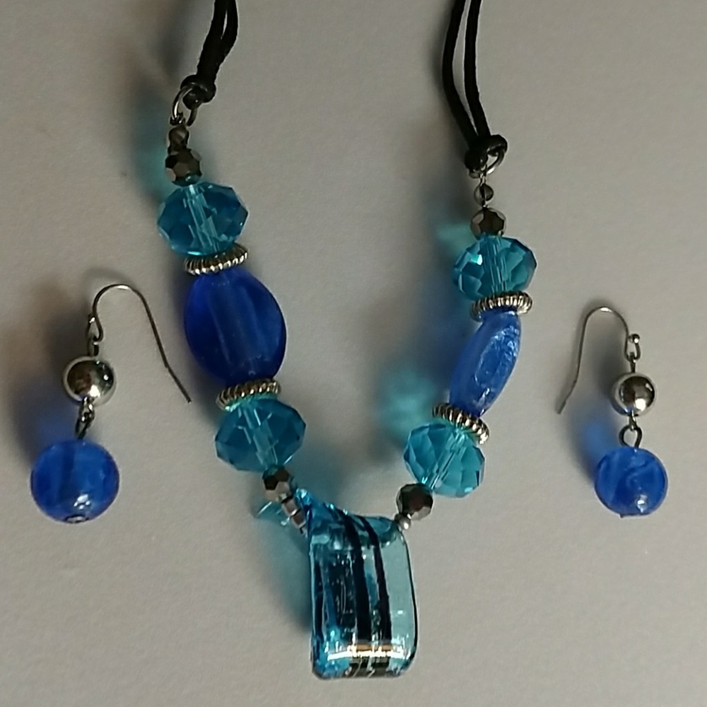 NWT!!! Pretty Blue Necklace & Earrings Set!!!